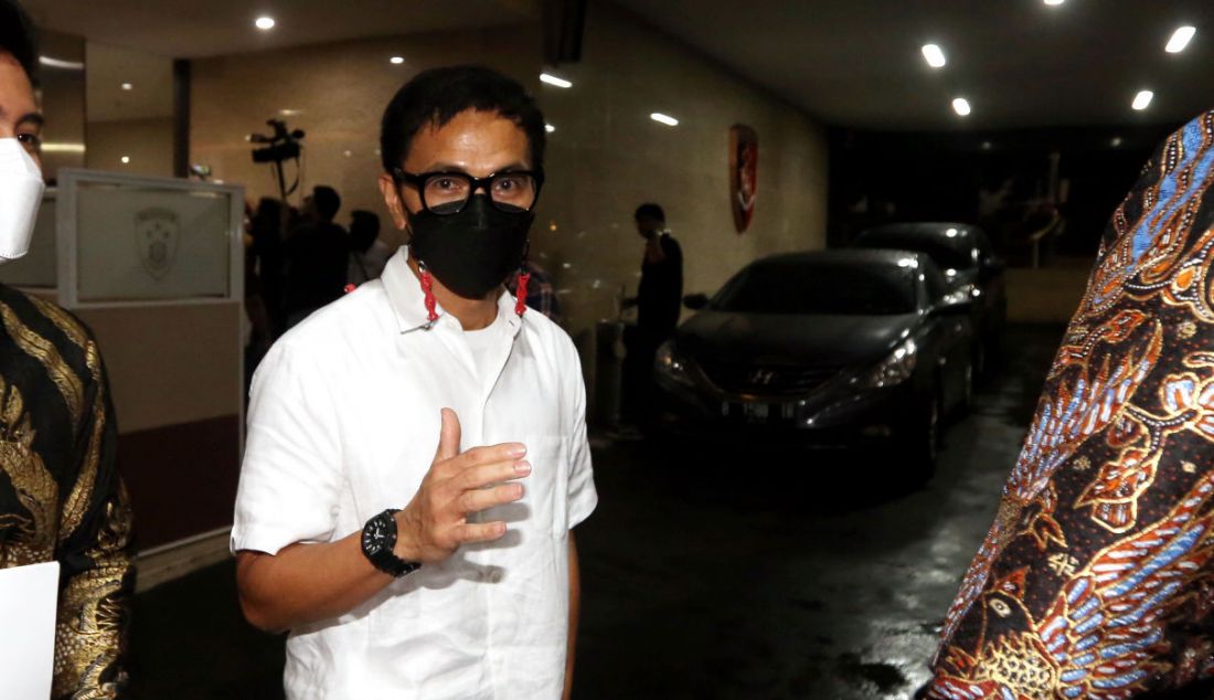 Yosi Project Pop setelah menjalani pemeriksaan di Gedung Bareskrim Polri, Jakarta, Jumat (22/4). Yosi diperiksa sebagai saksi kasus investasi bodong DNA Pro. - JPNN.com