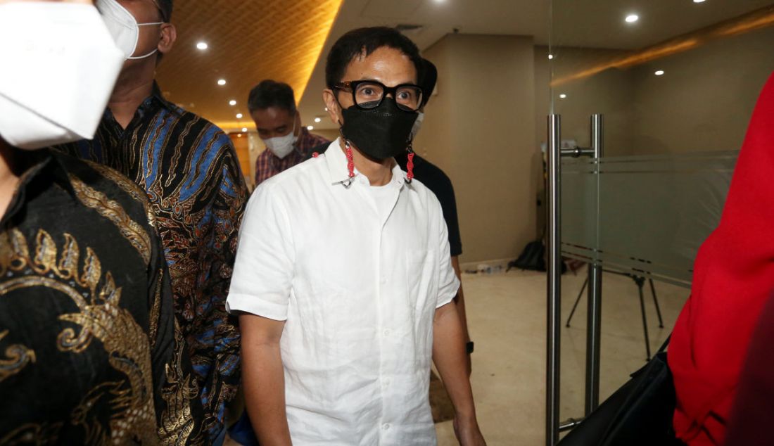 Yosi Project Pop setelah menjalani pemeriksaan di Gedung Bareskrim Polri, Jakarta, Jumat (22/4). Yosi diperiksa sebagai saksi kasus investasi bodong DNA Pro. - JPNN.com