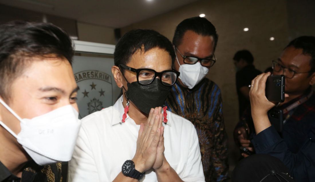 Yosi Project Pop seusai menjalani pemeriksaan di Gedung Bareskrim Polri, Jakarta, Jumat (22/4). Yosi diperiksa sebagai saksi kasus investasi bodong DNA Pro. - JPNN.com