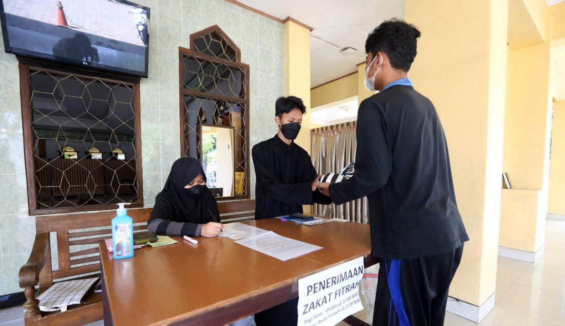 Petugas menerima pembayaran zakat fitrah di Masjid Al Muttaqien Pura Bojonggede, Tajur Halang, Kabupaten Bogor, Jawa Barat, Minggu (24/4). - JPNN.com