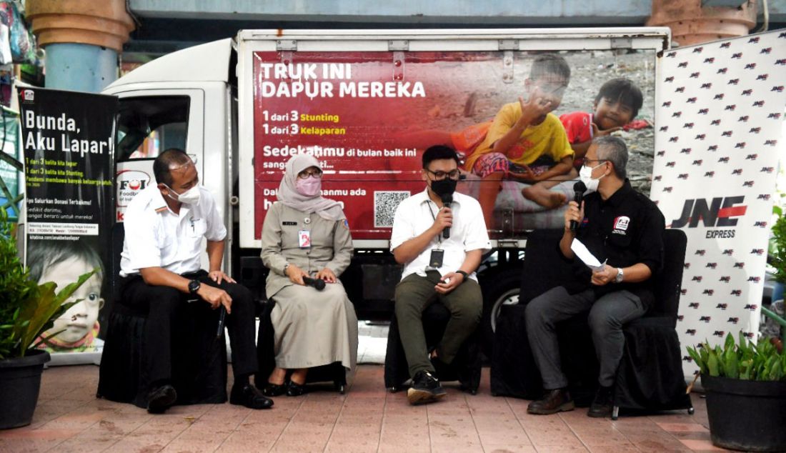 Pendiri Foodbank of Indonesia M Hendro Utomo (kanan) berbincang dengan Direktur Utama Perumda Pasar Jaya Arief Nasrudin (kiri), Kepala Dinas Ketahanan Pangan, Kelautan, Dan Pertanian DKI Jakarta Suharini Eliawati (kedua kiri) dan Head of Corporate Affairs Lion Super Indo Priyo D Utomo saat peluncuran program kolaborasi menekan kemubaziran pangan di Pasar Tebet Timur, Jakarta, Senin (25/4). Kegiatan yang digelar dalam rangka memperingati Hari Bumi Sedunia 2022 itu bertujuan untuk membangun kesadaran dan mengajak lebih banyak pihak untuk bergerak bersama mengurangi kemubaziran pangan, menyelamatkan bumi dan mengakhiri kelaparan. - JPNN.com