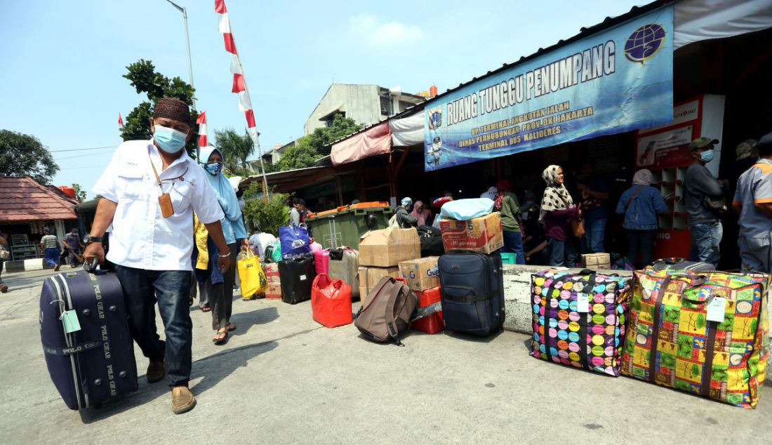 Suasana di Terminal Kalideres, Jakarta Barat, Senin (25/4). Memasuki tujuh hari terakhir Ramadan, perhentian bus yang terletak di Jalan Raya Daan Mogot itu mulai dipadati pemudik. - JPNN.com