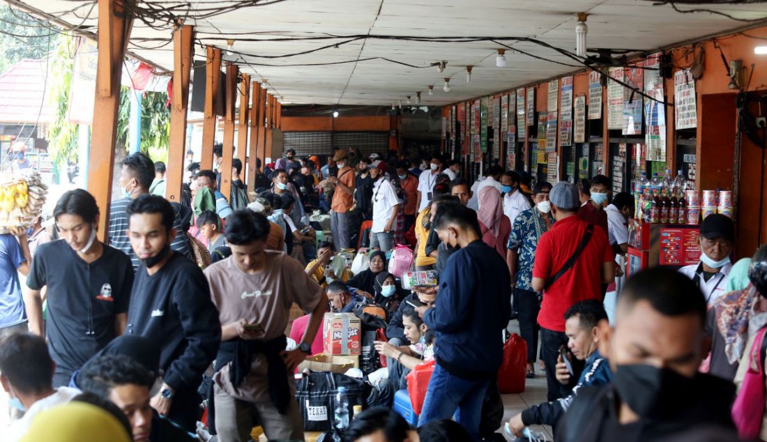 Suasana Terminal Kalideres, Jakarta Barat, Senin (25/4). Memasuki tujuh hari terakhir Ramadan, perhentian bus yang terletak di Jalan Raya Daan Mogot itu mulai dipadati pemudik. - JPNN.com