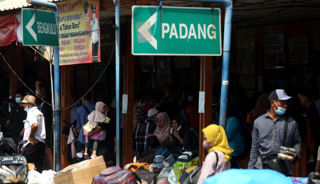 Suasana Terminal Kalideres, Jakarta Barat, Senin (25/4). Memasuki tujuh hari terakhir Ramadan, perhentian bus yang terletak di Jalan Raya Daan Mogot itu mulai dipadati pemudik. - JPNN.com