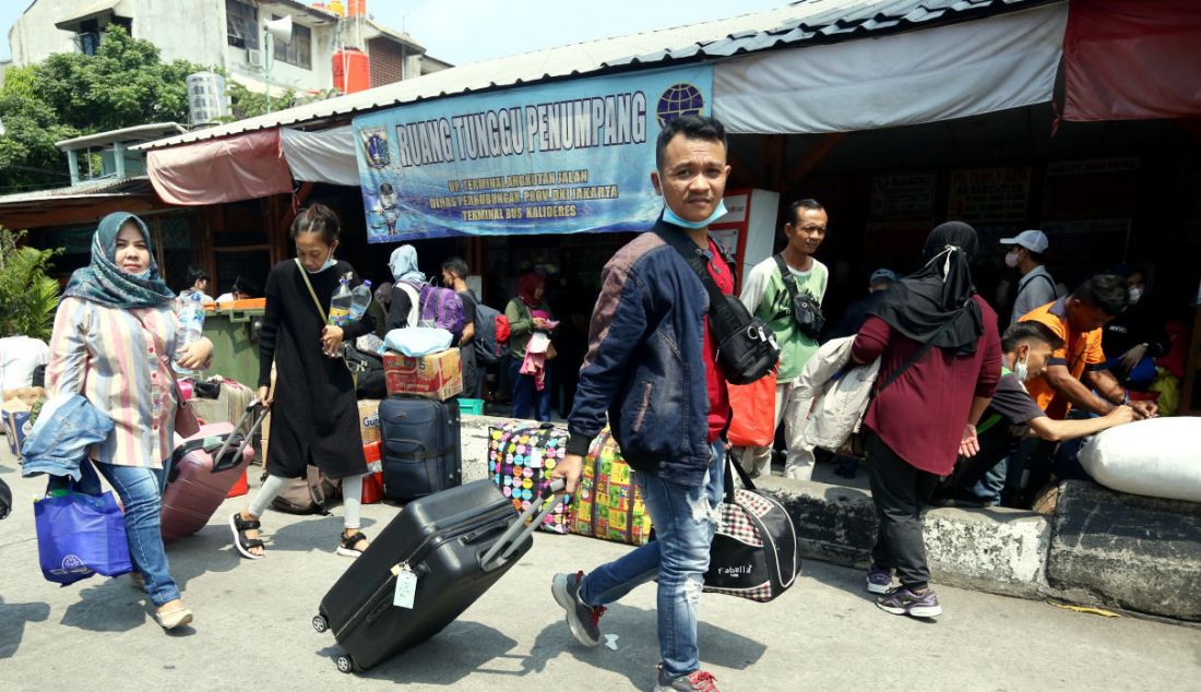 Suasana di Terminal Kalideres, Jakarta Barat, Senin (25/4). Memasuki tujuh hari terakhir Ramadan, perhentian bus yang terletak di Jalan Raya Daan Mogot itu mulai dipadati pemudik. - JPNN.com