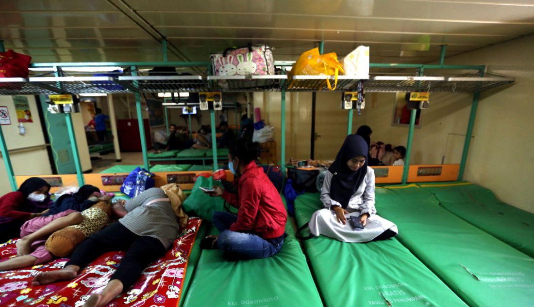 Pemudik gratis sepeda motor menggunakan KM Dobonsolo di Pelabuhan Penumpang Tanjung Priok, Jakarta, Selasa (26/4). - JPNN.com