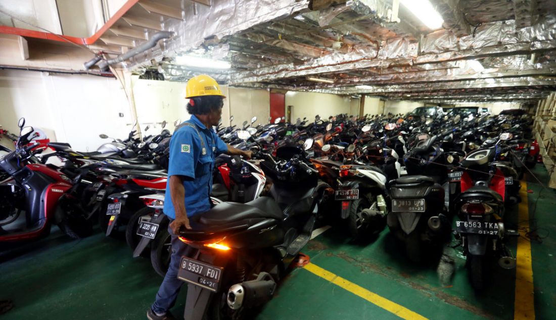 Petugas saat menaikan motor pemudik ke KM Dobonsolo di Pelabuhan Penumpang Tanjung Priok, Jakarta, Selasa (26/4). - JPNN.com