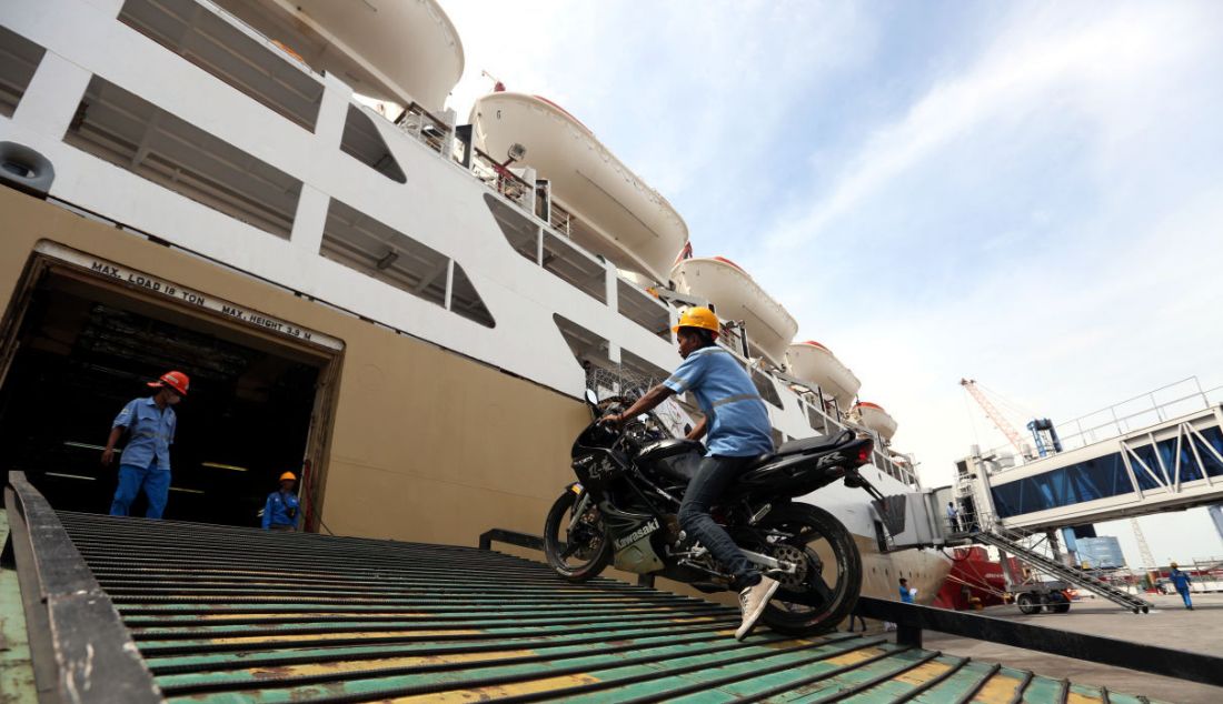 Petugas saat menaikan motor pemudik ke KM Dobonsolo di Pelabuhan Penumpang Tanjung Priok, Jakarta, Selasa (26/4). - JPNN.com