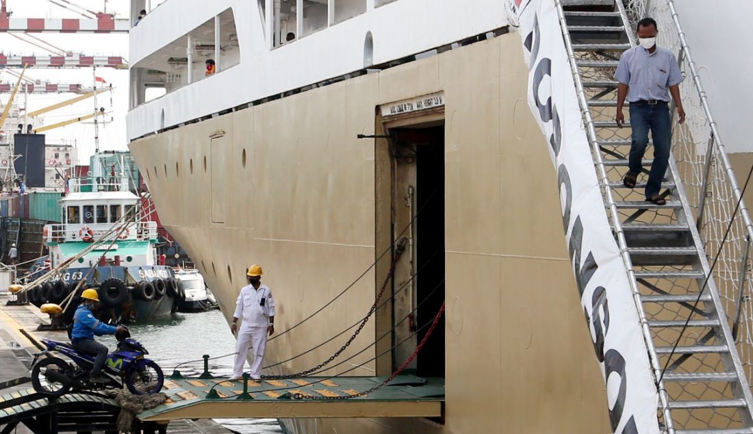 Petugas saat menaikan motor pemudik ke KM Dobonsolo di Pelabuhan Penumpang Tanjung Priok, Jakarta, Selasa (26/4). - JPNN.com