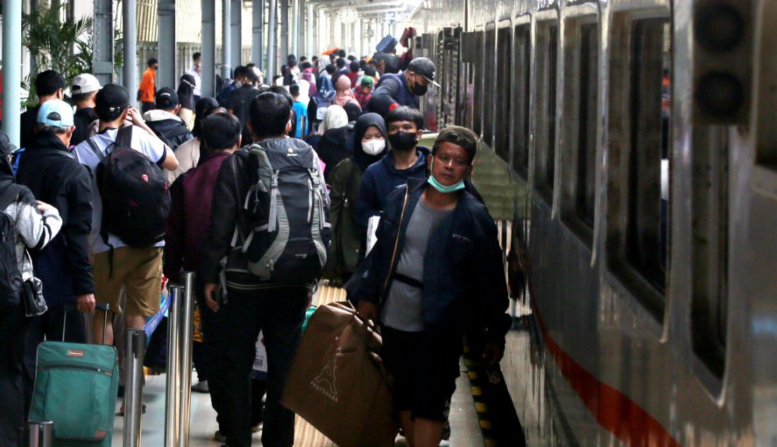 Suasana Stasiun Pasar Senen, Jakarta, Selasa (26/4). H-6 menjelang Lebaran, lonjakan jumlah penumpang kereta api sudah mulai terlihat pada Selasa siang ini. - JPNN.com