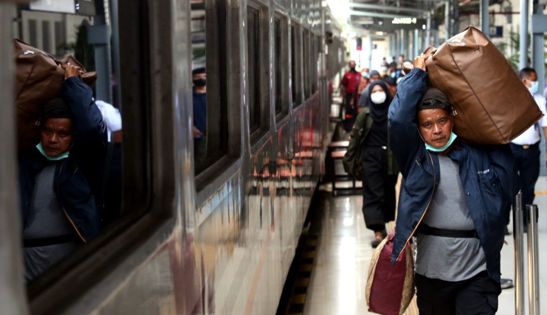 Suasana Stasiun Pasar Senen, Jakarta, Selasa (26/4). - JPNN.com