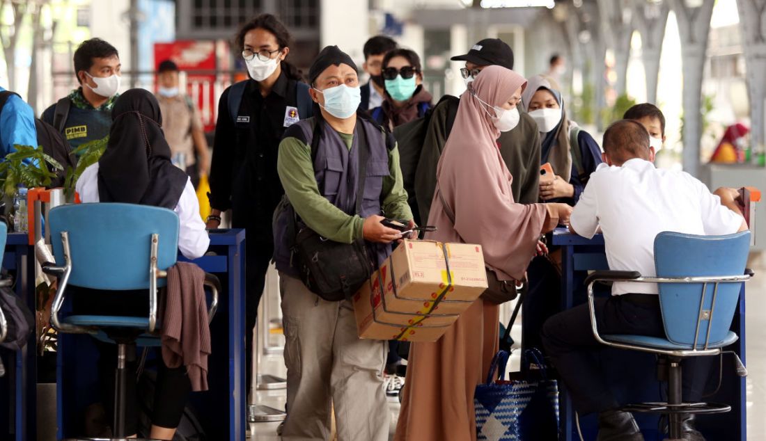 Suasana Stasiun Pasar Senen, Jakarta, Selasa (26/4). H-6 menjelang Lebaran, lonjakan jumlah penumpang kereta api sudah mulai terlihat pada Selasa siang ini. - JPNN.com