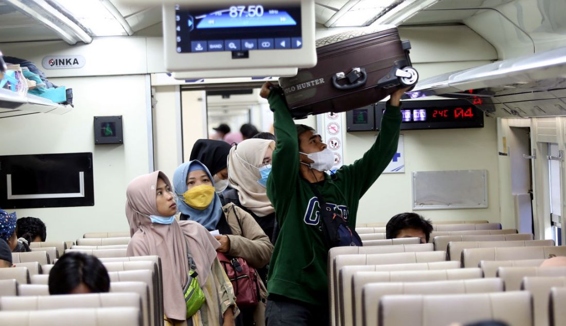 Suasana Stasiun Pasar Senen, Jakarta, Selasa (26/4). H-6 menjelang Lebaran, lonjakan jumlah penumpang kereta api sudah mulai terlihat pada Selasa siang ini. - JPNN.com