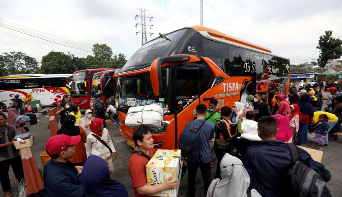 Suasana di Terminal Kampung Rambutan, Jakarta, Rabu (27/4). - JPNN.com