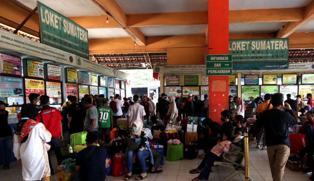 Terminal Kampung Rambutan, Jakarta dipadati pemudik jurusan Sumatra, Rabu (27/4). - JPNN.com