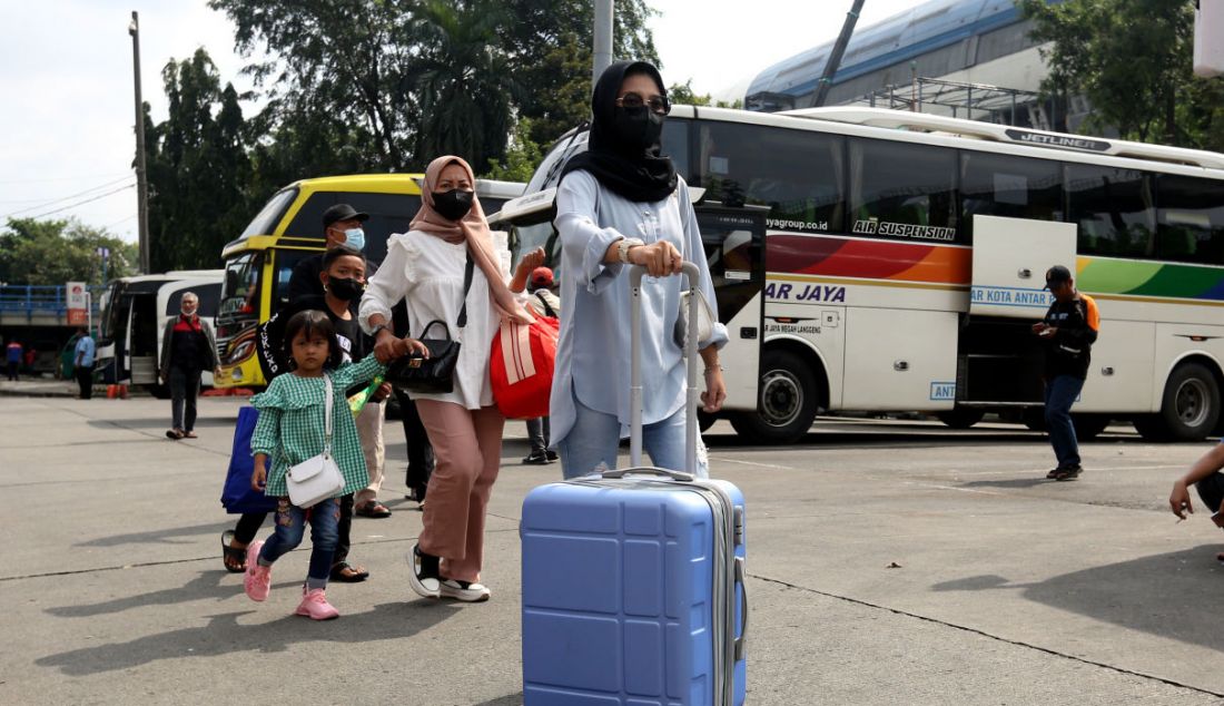 Terminal Kampung Rambutan, Jakarta dipadati pemudik jurusan Sumatra, Rabu (27/4). - JPNN.com