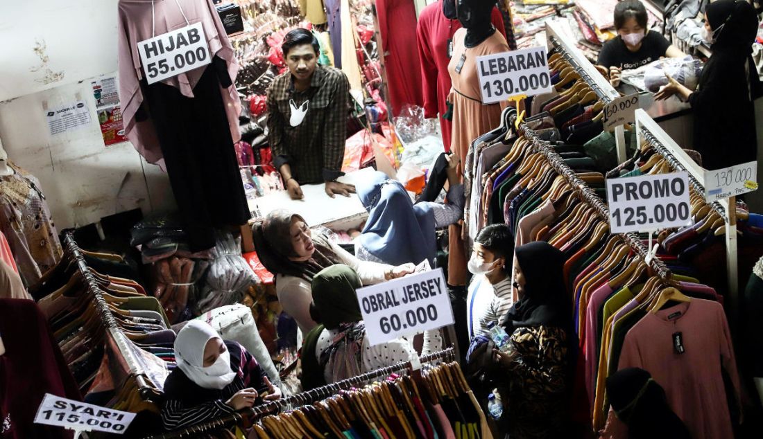 Aktivitas perdagangan di Pasar Tanah Abang, Kamis (28/4). Menjelang Lebaran, pasar yang berada di Jakarta Pusat itu ramai pengunjung. - JPNN.com