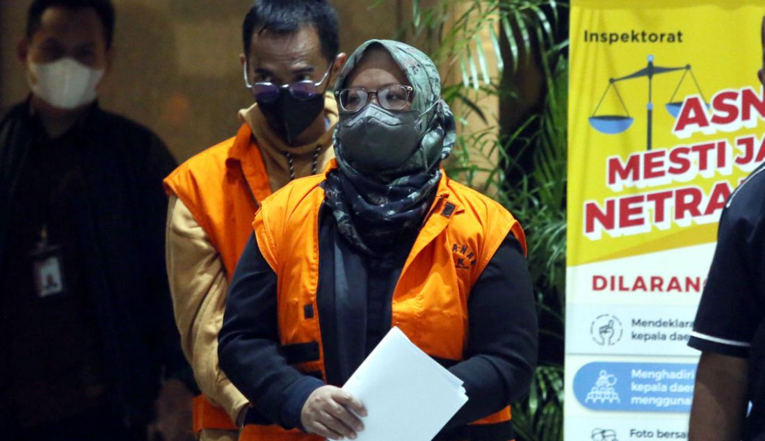 Bupati Bogor Ade Yasin ditahan setelah ditetapkan sebagai tersangka, di Gedung KPK, Jakarta, Kamis (28/4). Bu Ade terjaring OTT KPK terkait dugaan tindak pidana korupsi, penerimaan suap terkait pengurusan laporan keuangan Pemkab Bogor. - JPNN.com