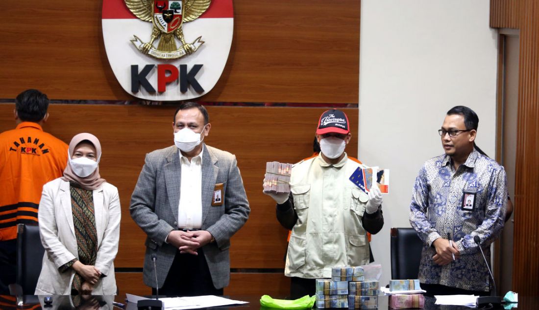 Penyidik KPK menunjukkan barang bukti berupa uang tunai hasil OTT Bupati Bogor Ade Yasin di Gedung KPK, Jakarta, Kamis (28/4). Ade Yasin terjaring OTT KPK terkait dugaan tindak pidana korupsi dan penerimaan suap terkait pengurusan laporan keuangan Pemkab Bogor. - JPNN.com