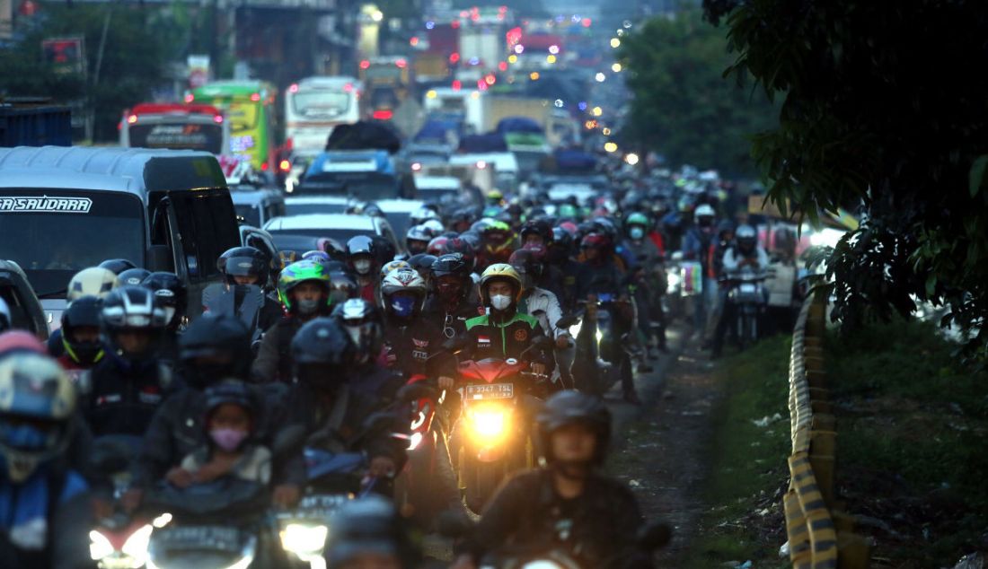 Pemudik roda dua dan empat memadati jalur mudik Simpang Jomin, Karawang, Jawa Barat, Jumat (29/4). - JPNN.com