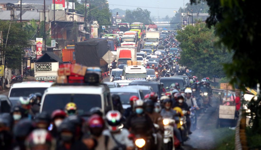 Pemudik roda dua dan empat memadati jalur mudik Simpang Jomin, Karawang, Jawa Barat, Jumat (29/4). - JPNN.com