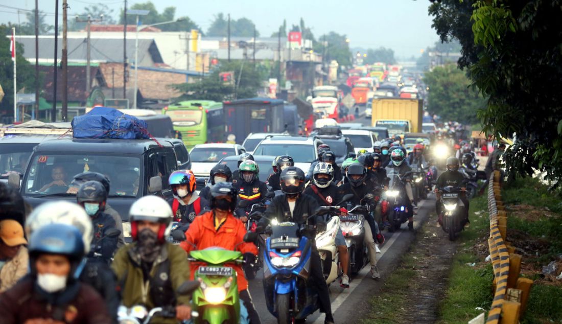 Pemudik roda dua dan empat memadati jalur mudik Simpang Jomin, Karawang, Jawa Barat, Jumat (29/4). - JPNN.com