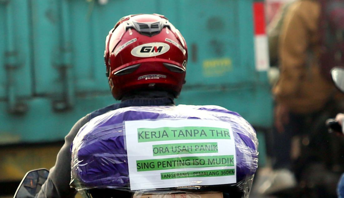 Pemudik sepeda motor menempelkan kertas berisi tulisan di bagian belakang motor saat melintasi jalur mudik Simpang Jomin, Karawang, Jawa Barat, Jumat (29/4). Tulisan tersebut berupa curhat mereka mengenai mudik. - JPNN.com