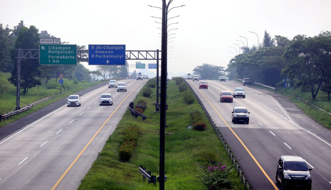 Sejumlah mobil saat melintas tol Cikampek, Jawa Barat, Jumat (29/4). Polri menggeser pintu masuk arus lalu lintas satu arah (one way) dari KM 47 Tol Jakarta-Cikampek ke Gerbang Tol Cikampek Utama (Cikatama) menuju arah timur yang semula dari mulai ruas Tol Jakarta-Cikampek kilometer 47 kini digeser ke Gerbang Tol (GT) Cikampek Utama menuju Tol Kalikangkung kilometer 414 pada H-3 Lebaran 2022. - JPNN.com