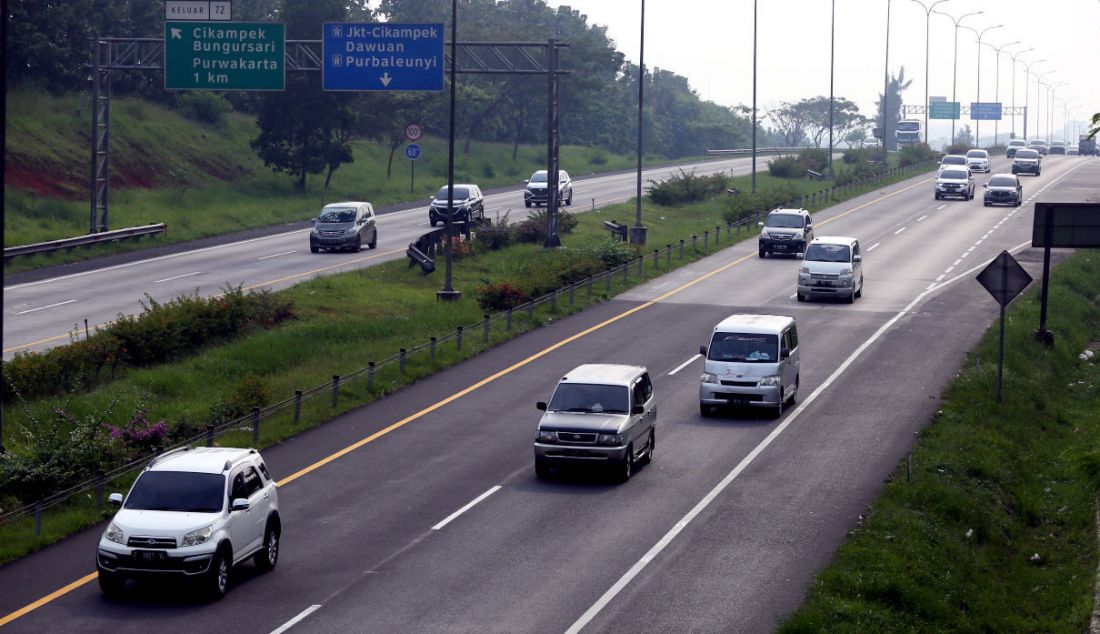 Sejumlah mobil saat melintas tol Cikampek, Jawa Barat, Jumat (29/4). Polri menggeser pintu masuk arus lalu lintas satu arah (one way) dari KM 47 Tol Jakarta-Cikampek ke Gerbang Tol Cikampek Utama (Cikatama) menuju arah timur yang semula dari mulai ruas Tol Jakarta-Cikampek kilometer 47 kini digeser ke Gerbang Tol (GT) Cikampek Utama menuju Tol Kalikangkung kilometer 414 pada H-3 Lebaran 2022. - JPNN.com