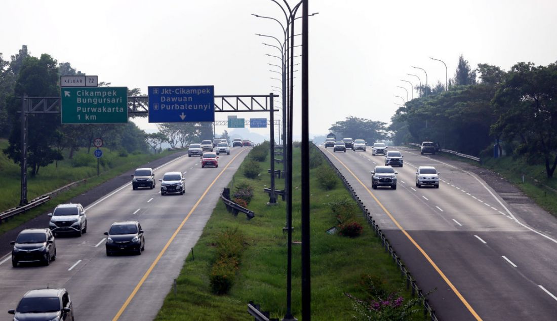 Sejumlah mobil saat melintas tol Cikampek, Jawa Barat, Jumat (29/4). Polri menggeser pintu masuk arus lalu lintas satu arah (one way) dari KM 47 Tol Jakarta-Cikampek ke Gerbang Tol Cikampek Utama (Cikatama) menuju arah timur yang semula dari mulai ruas Tol Jakarta-Cikampek kilometer 47 kini digeser ke Gerbang Tol (GT) Cikampek Utama menuju Tol Kalikangkung kilometer 414 pada H-3 Lebaran 2022. - JPNN.com