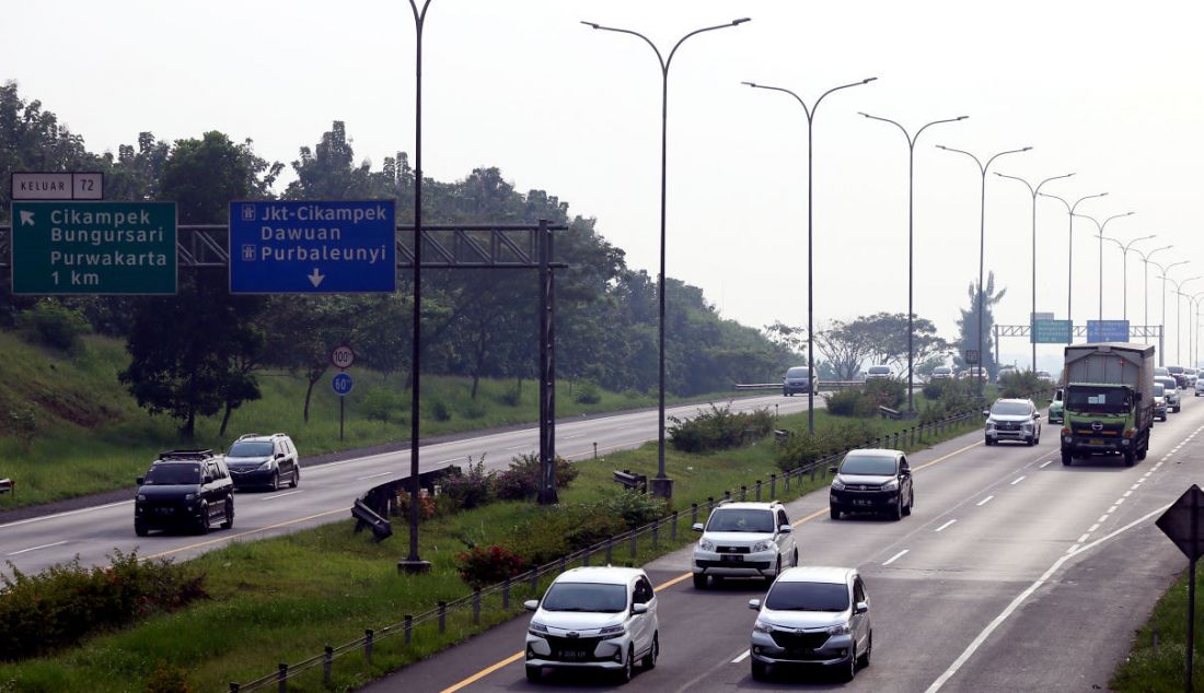 Sejumlah mobil saat melintas tol Cikampek, Jawa Barat, Jumat (29/4). Polri menggeser pintu masuk arus lalu lintas satu arah (one way) dari KM 47 Tol Jakarta-Cikampek ke Gerbang Tol Cikampek Utama (Cikatama) menuju arah timur yang semula dari mulai ruas Tol Jakarta-Cikampek kilometer 47 kini digeser ke Gerbang Tol (GT) Cikampek Utama menuju Tol Kalikangkung kilometer 414 pada H-3 Lebaran 2022. - JPNN.com