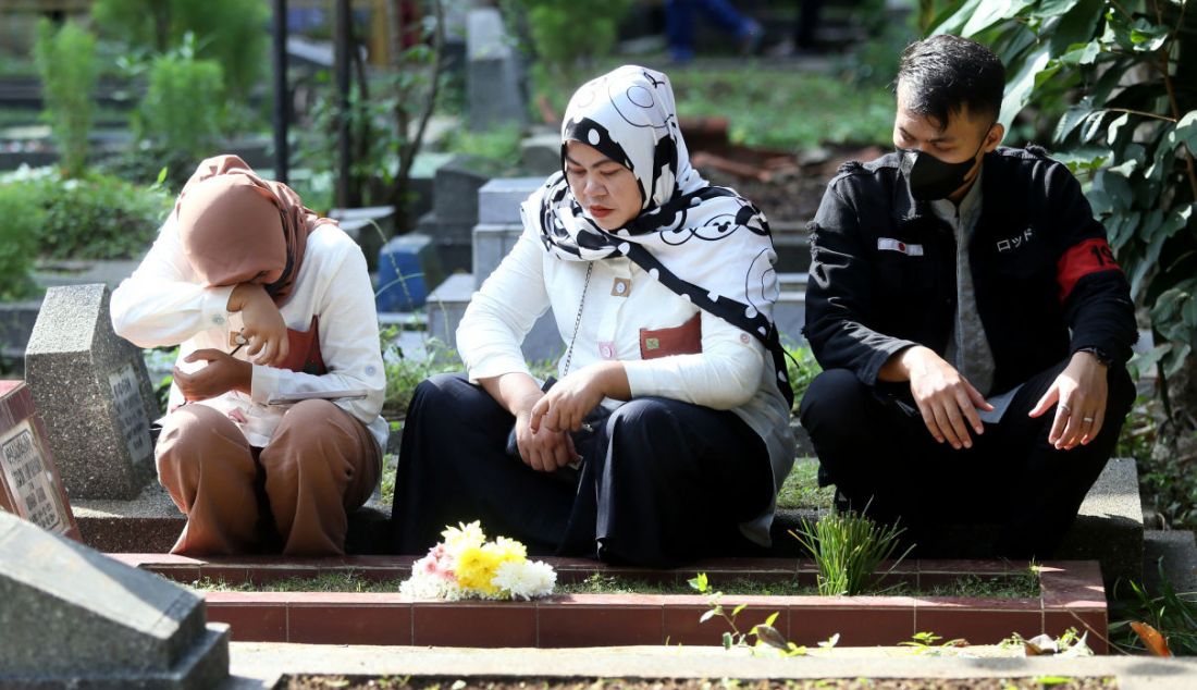 Umat Islam berdoa di depan makam keluarga dan kerabat dekat di Tempat Pemakaman Umum Blender, Kebon Pedes, Kota Bogor, Jawa Barat, Senin (2/5). Mayoritas muslim ziarah makam mendoakan mendiang keluarga dan kerabat mereka setelah melaksanakan salat Idulfitri. - JPNN.com