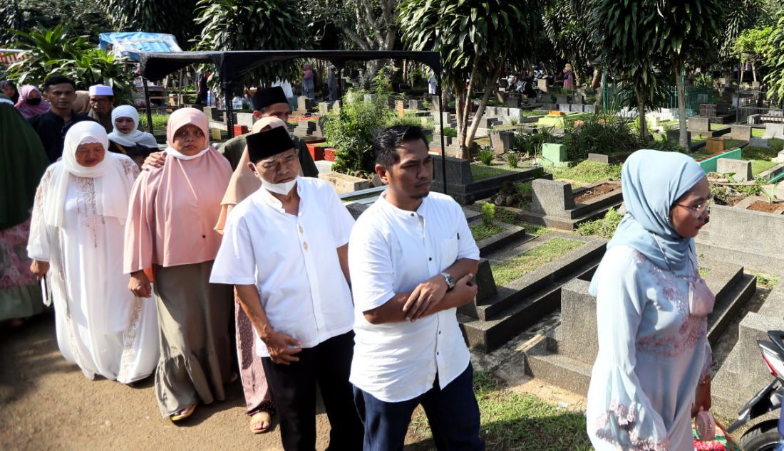 Umat Islam berdoa di depan makam keluarga dan kerabat dekat di Tempat Pemakaman Umum Blender, Kebon Pedes, Kota Bogor, Jawa Barat, Senin (2/5). - JPNN.com