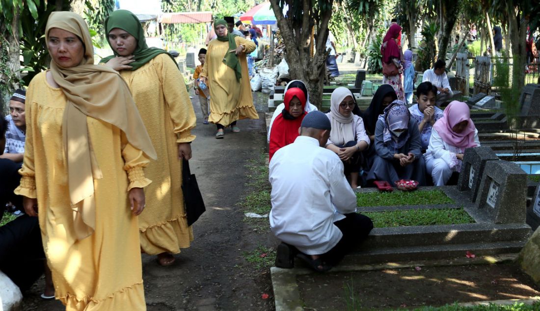 Umat Islam berdoa di depan makam keluarga dan kerabat dekat di Tempat Pemakaman Umum Blender, Kebon Pedes, Kota Bogor, Jawa Barat, Senin (2/5). - JPNN.com