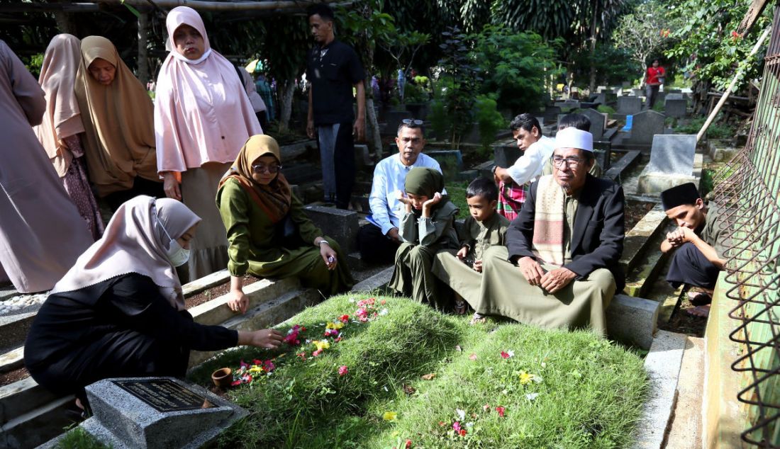 Umat Islam berdoa di depan makam keluarga dan kerabat dekat di Tempat Pemakaman Umum Blender, Kebon Pedes, Kota Bogor, Jawa Barat, Senin (2/5). - JPNN.com