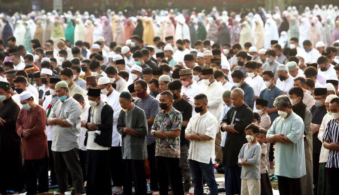 Umat islam menunaikan ibadah Shalat Idul Fitri 1 Syawal 1443 Hijriah di Lapangan Sempur, Kota Bogor, Jawa Barat, Senin (2/5). Umat islam di seluruh Indonesia melaksanakan shalat Idul Fitri 1 Syawal 1443 Hijriah secara serentak sesuai dengan jadwal yang ditentukan Pemerintah. - JPNN.com