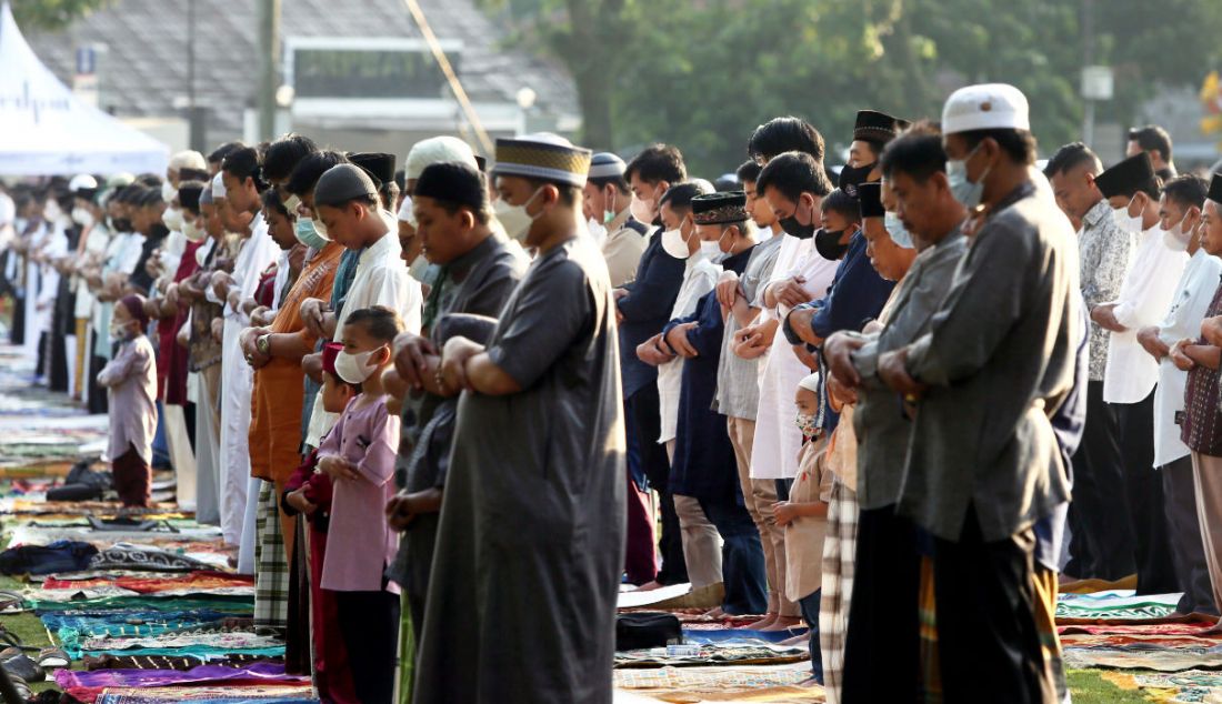 Umat islam menunaikan ibadah Shalat Idul Fitri 1 Syawal 1443 Hijriah di Lapangan Sempur, Kota Bogor, Jawa Barat, Senin (2/5). Umat islam di seluruh Indonesia melaksanakan shalat Idul Fitri 1 Syawal 1443 Hijriah secara serentak sesuai dengan jadwal yang ditentukan Pemerintah. - JPNN.com