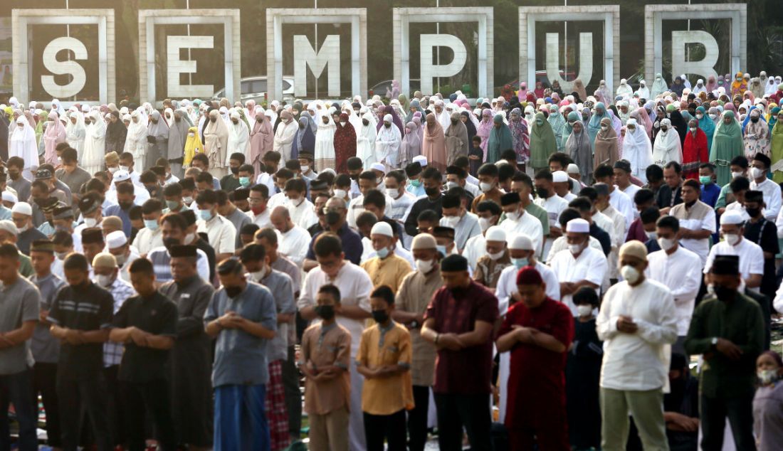 Umat islam menunaikan ibadah Shalat Idul Fitri 1 Syawal 1443 Hijriah di Lapangan Sempur, Kota Bogor, Jawa Barat, Senin (2/5). Umat islam di seluruh Indonesia melaksanakan shalat Idul Fitri 1 Syawal 1443 Hijriah secara serentak sesuai dengan jadwal yang ditentukan Pemerintah. - JPNN.com