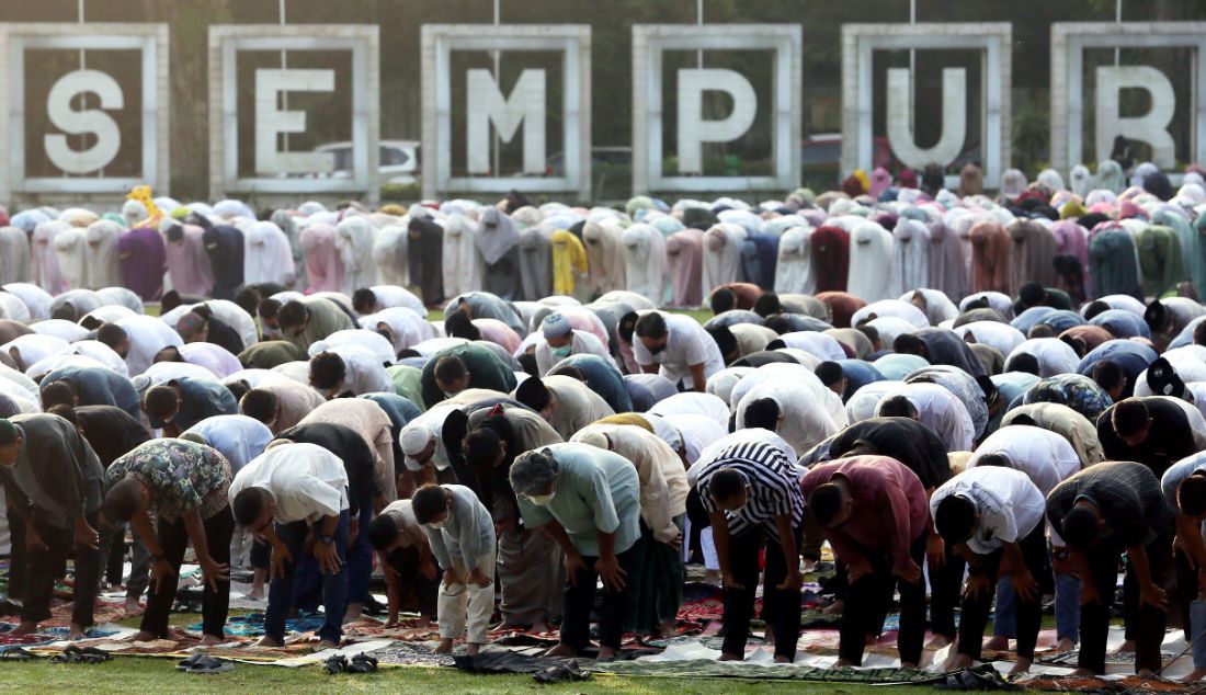 Umat islam menunaikan ibadah Shalat Idul Fitri 1 Syawal 1443 Hijriah di Lapangan Sempur, Kota Bogor, Jawa Barat, Senin (2/5). Umat islam di seluruh Indonesia melaksanakan shalat Idul Fitri 1 Syawal 1443 Hijriah secara serentak sesuai dengan jadwal yang ditentukan Pemerintah. - JPNN.com