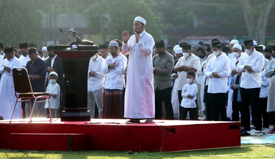 Umat islam menunaikan ibadah Shalat Idul Fitri 1 Syawal 1443 Hijriah di Lapangan Sempur, Kota Bogor, Jawa Barat, Senin (2/5). Umat islam di seluruh Indonesia melaksanakan shalat Idul Fitri 1 Syawal 1443 Hijriah secara serentak sesuai dengan jadwal yang ditentukan Pemerintah. - JPNN.com