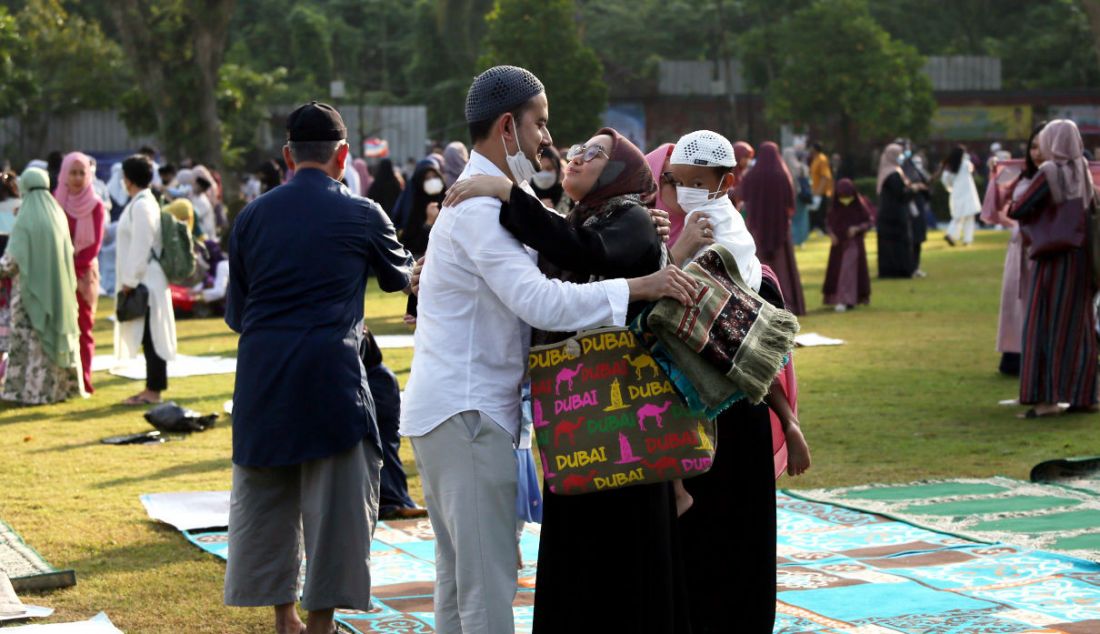 Umat islam saat merayakan kemenangan usai menjalankan Shalat Idul Fitri 1 Syawal 1443 Hijriah di Lapangan Sempur, Kota Bogor, Jawa Barat, Senin (2/5). Umat islam di seluruh Indonesia melaksanakan shalat Idul Fitri 1 Syawal 1443 Hijriah secara serentak sesuai dengan jadwal yang ditentukan Pemerintah. - JPNN.com