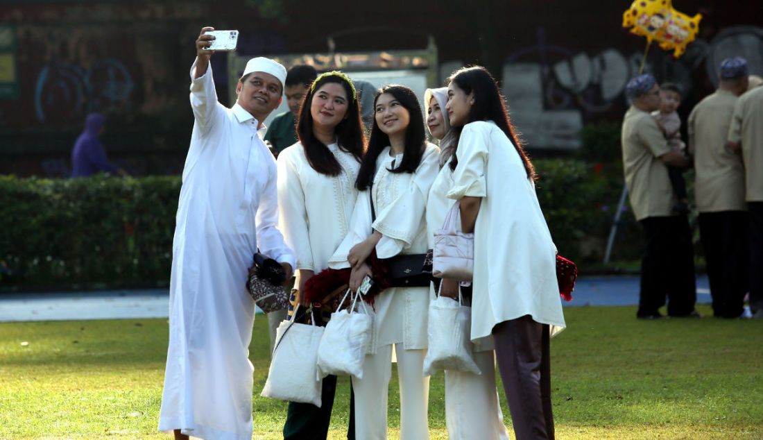 Umat islam saat merayakan kemenangan usai menjalankan Shalat Idul Fitri 1 Syawal 1443 Hijriah di Lapangan Sempur, Kota Bogor, Jawa Barat, Senin (2/5). Umat islam di seluruh Indonesia melaksanakan shalat Idul Fitri 1 Syawal 1443 Hijriah secara serentak sesuai dengan jadwal yang ditentukan Pemerintah. - JPNN.com