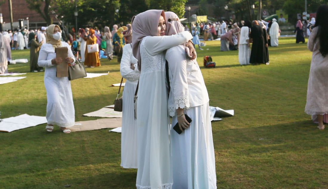 Umat islam saat merayakan kemenangan usai menjalankan Shalat Idul Fitri 1 Syawal 1443 Hijriah di Lapangan Sempur, Kota Bogor, Jawa Barat, Senin (2/5). Umat islam di seluruh Indonesia melaksanakan shalat Idul Fitri 1 Syawal 1443 Hijriah secara serentak sesuai dengan jadwal yang ditentukan Pemerintah. - JPNN.com