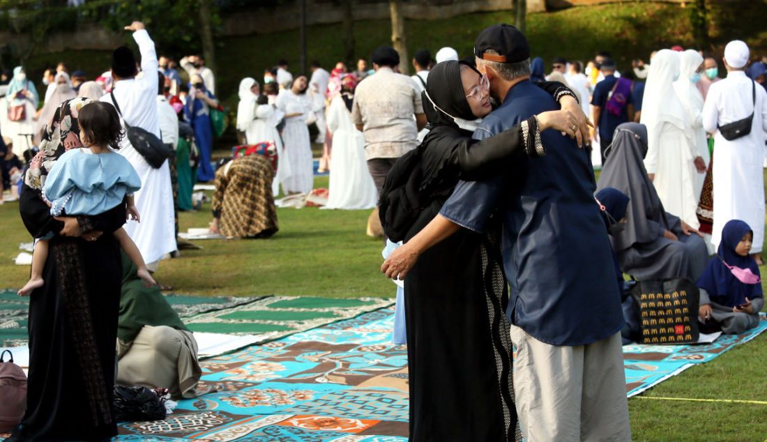 Umat islam saat merayakan kemenangan usai menjalankan Shalat Idul Fitri 1 Syawal 1443 Hijriah di Lapangan Sempur, Kota Bogor, Jawa Barat, Senin (2/5). Umat islam di seluruh Indonesia melaksanakan shalat Idul Fitri 1 Syawal 1443 Hijriah secara serentak sesuai dengan jadwal yang ditentukan Pemerintah. - JPNN.com