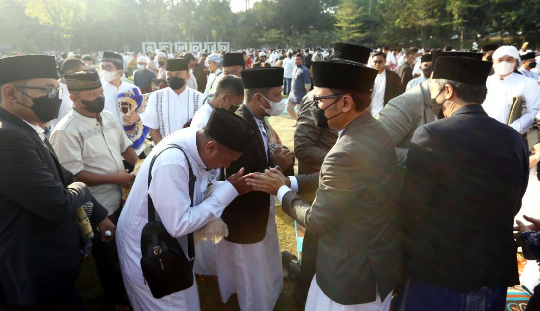 Wali Kota Bogor Bima Arya dan Wakil Wali Kota Bogor Dedie A. Rachim saat ramah tamah dengan warga kotanya, setelah salat Idulfitri 1 Syawal 1443 Hijriah di Lapangan Sempur, Kota Bogor, Jawa Barat, Senin (2/5). - JPNN.com