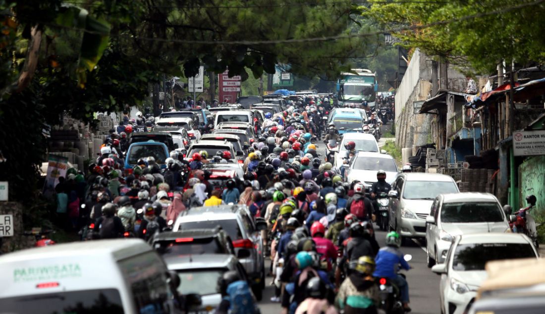 Antrean kendaraan di kawasan wisata Puncak, Ciawi, Kabupaten Bogor, Jawa Barat, Rabu (4/5). Pada H+2 Lebaran kawasan Puncak Bogor mulai dipadati wisatawan, dan Polres Bogor memberlakukan rekayasa lalu lintas secara situasional sistem satu arah dan sistem lawan arah (contraflow) di Tol Jagorawi. - JPNN.com