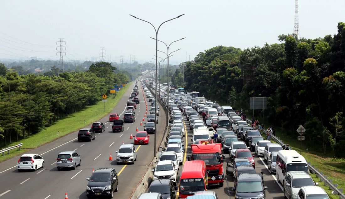 Antrean kendaraan di Tol Jagorawi menuju kawasan wisata Puncak, Ciawi, Kabupaten Bogor, Jawa Barat, Rabu (4/5). Pada H+2 Lebaran kawasan Puncak Bogor mulai dipadati wisatawan. - JPNN.com