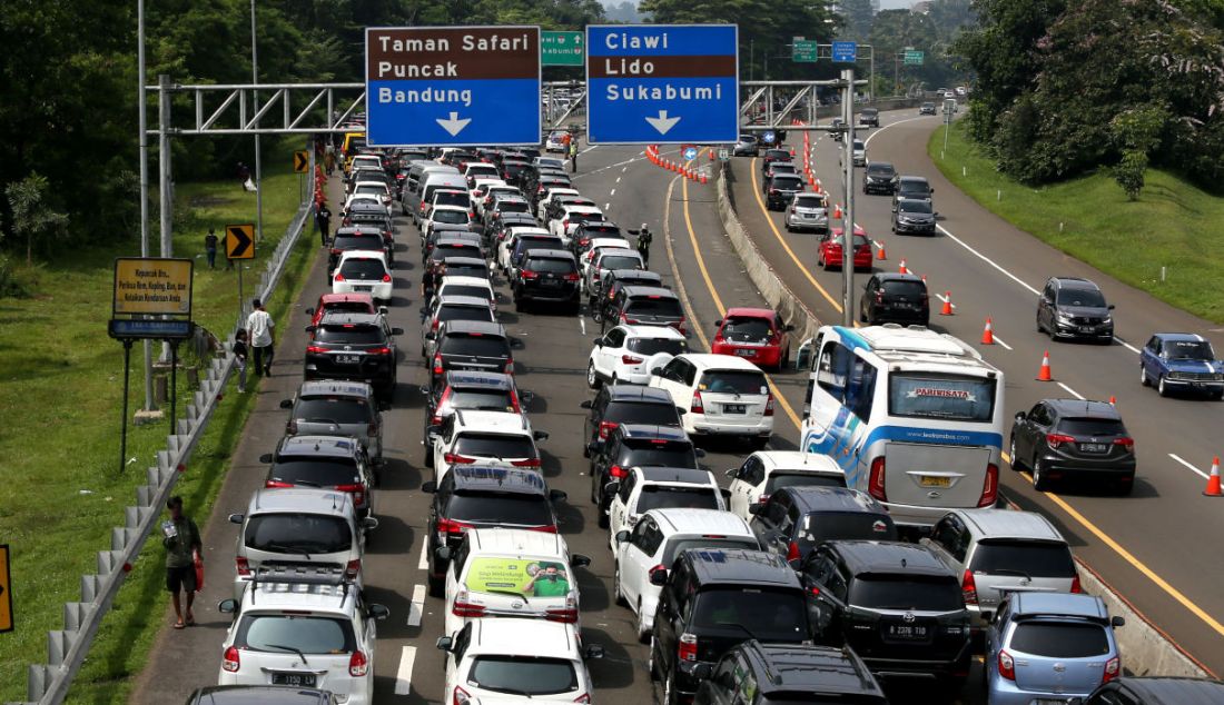 Antrean kendaraan di Tol Jagorawi menuju kawasan wisata Puncak, Ciawi, Kabupaten Bogor, Jawa Barat, Rabu (4/5). - JPNN.com