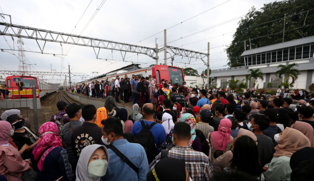 Calon penumpang menunggu kedatangan KRL di Stasiun Bogor, Jawa Barat, Rabu (4/5). PT KCI menyebut volume total pengguna KRL Jabodetabek pada hari libur kedua Lebaran ini sebanyak 395.266 pengguna, atau naik sebesar 44 persen. - JPNN.com