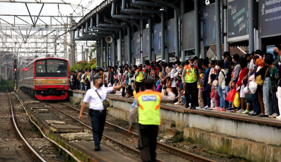 Calon penumpang menunggu kedatangan KRL di Stasiun Bogor, Jawa Barat, Rabu (4/5). PT KCI menyebut volume total pengguna KRL Jabodetabek pada hari libur kedua Lebaran ini sebanyak 395.266 pengguna, atau naik sebesar 44 persen. - JPNN.com